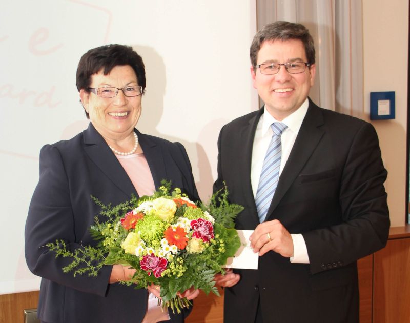 Robert Gehringer bedankt sich bei Irmgard Mittermeier