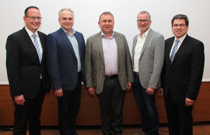 Die Vorstände Ralf Zieher (rechts) und Robert Gehringer (links) mit den neu- und wiedergewählten Aufsichtsräten von links: Johannes Schneider, Dieter Mohr und Tilo Zolk